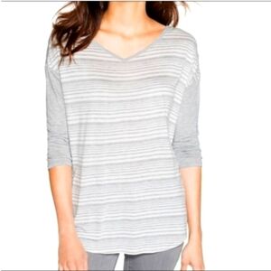 𝅺WHITE House Black Market V-neck 3/4 Sleeve Top Size Small.